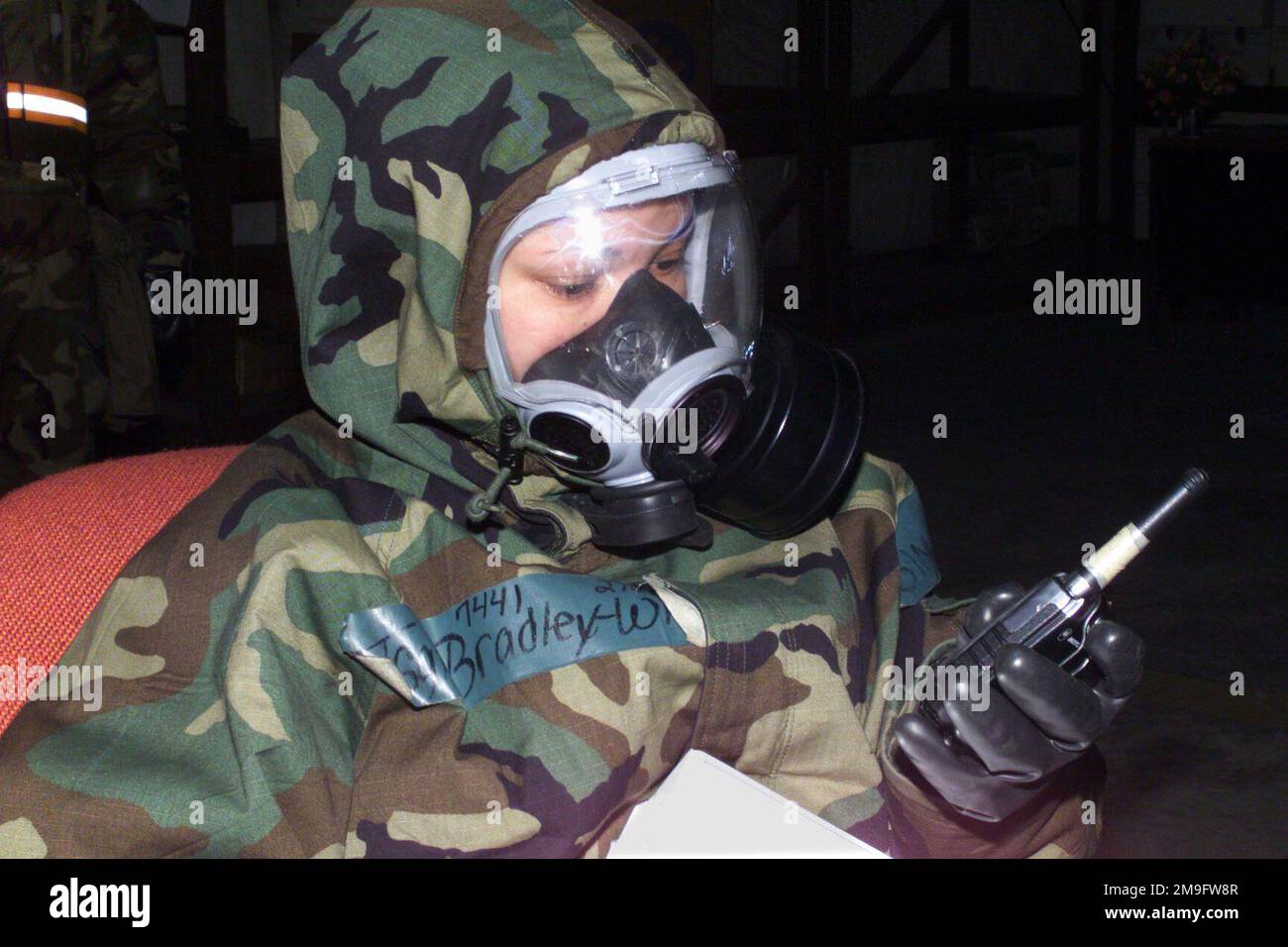 TAWNYA Bradley-Wilson, 51. Transportstaffel, Luftwaffenstützpunkt Osan, Republik Korea, verwendet ein Handfunkgerät, um Verletzungen nach einem simulierten Angriff während einer Operational Readiness Inspection (ORI) zu melden. SSGT Bradley-Wilson trägt eine Mission-Oriented Protective Haltung Response Level 4 (MOPP-4)-Ausrüstung. (Doppeltes Bild, siehe auch DF-SD-02-02945 oder suchen Sie nach 010315-F-2095R-002). Basis: Osan Air Base Country: Republik Korea (KOR) Stockfoto