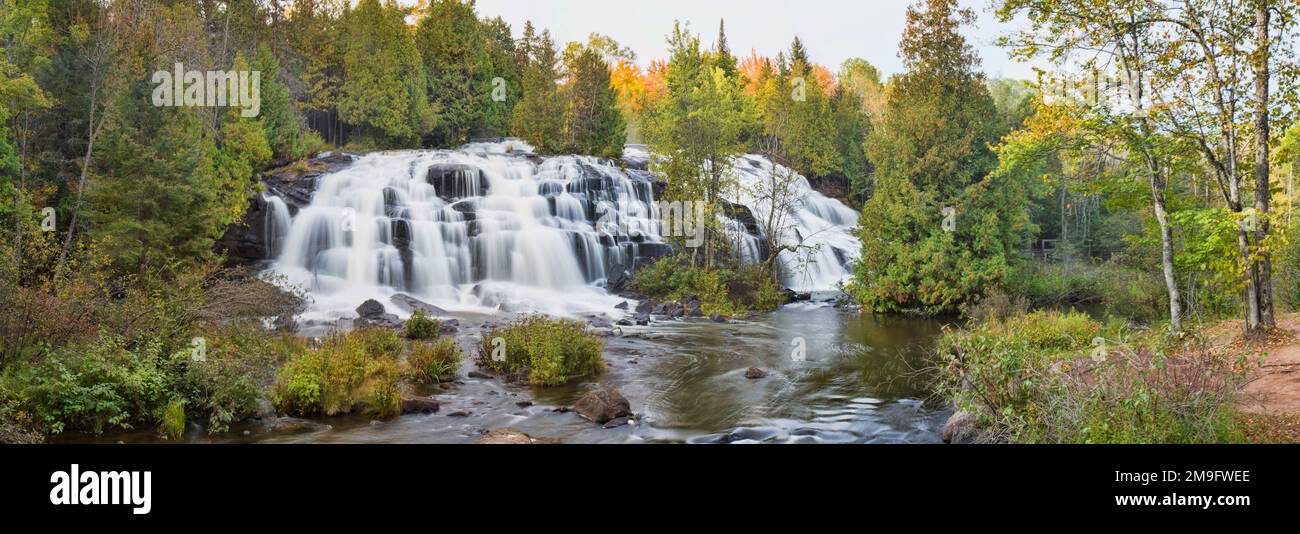 Wasserfall in einem Wald, Bond Falls, Ontonagon River, Ontonagon County, Michigan, USA Stockfoto