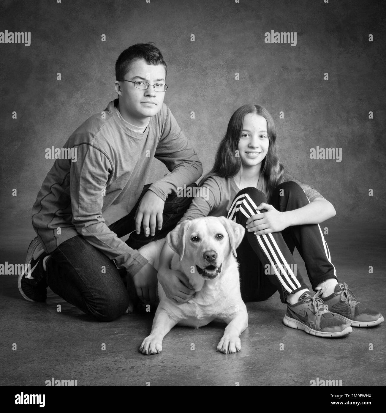 Portrait von Labrador mit den Eigentümern Stockfoto