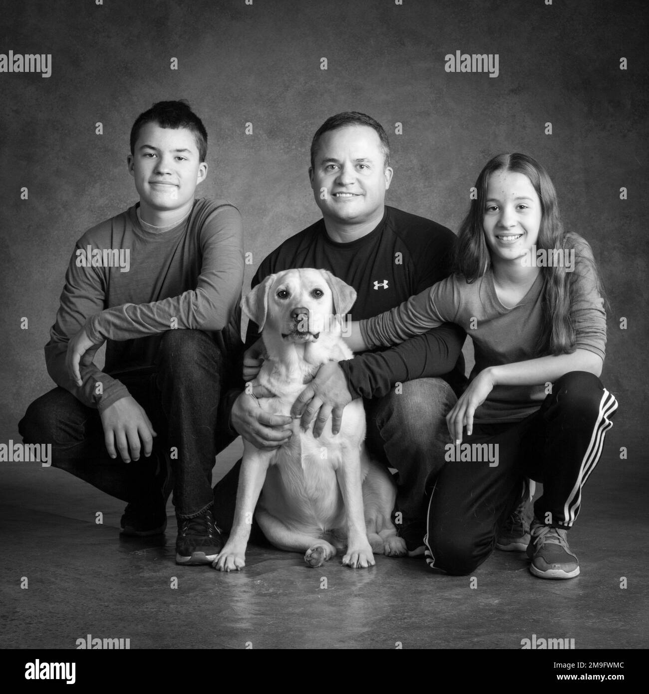 Portrait von Labrador mit den Eigentümern Stockfoto