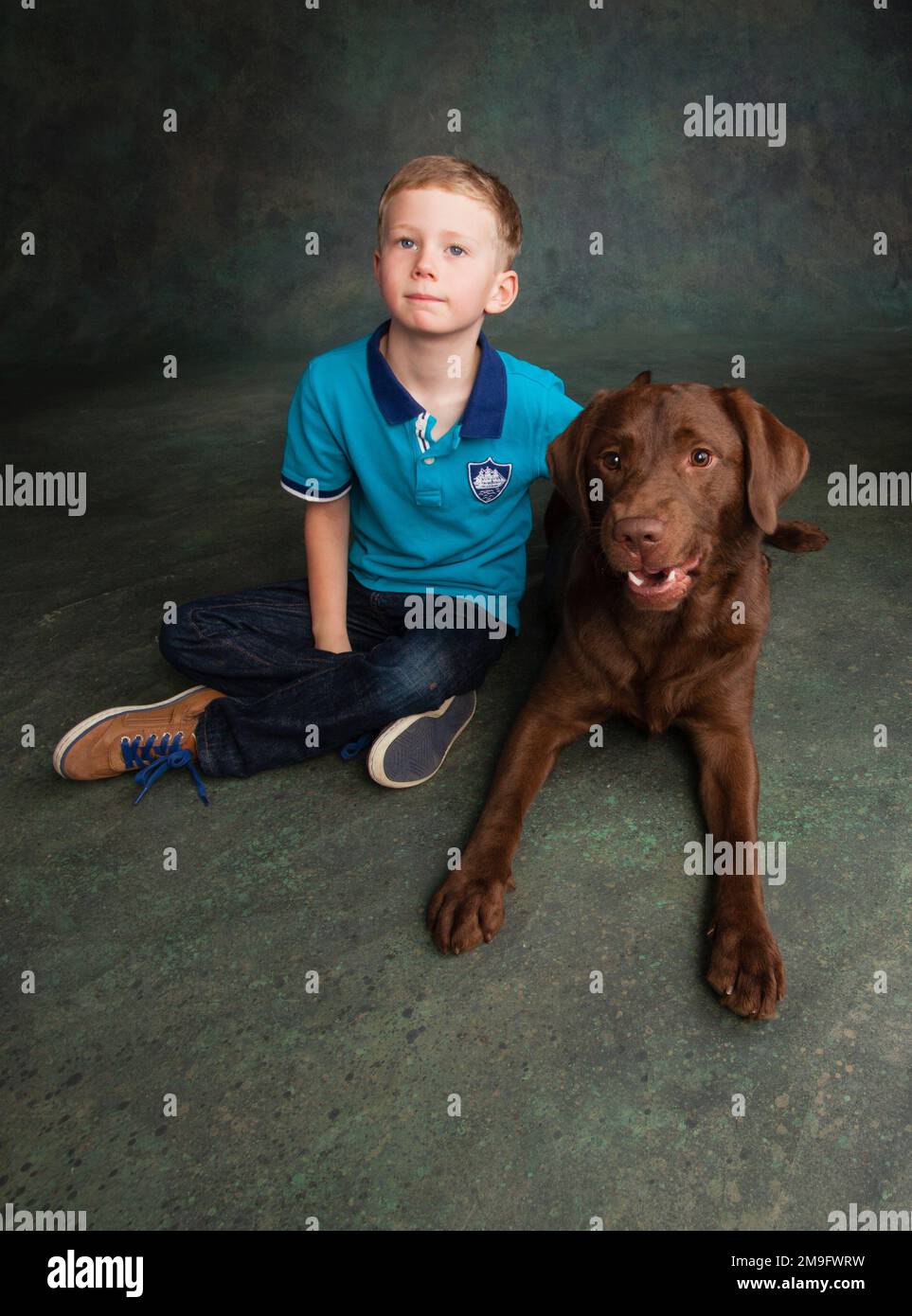 Porträt der jungen mit Chocolate Labrador Stockfoto