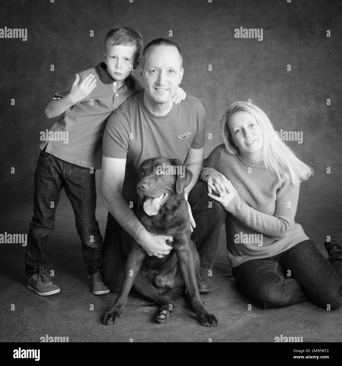 Familienporträt mit Chocolate Labrador Stockfoto