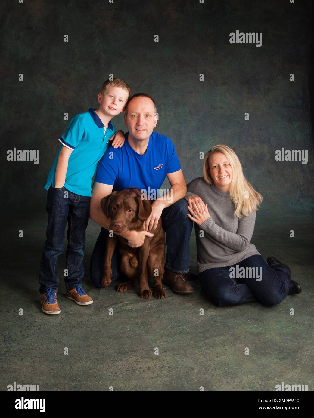 Familienporträt mit Chocolate Labrador Stockfoto