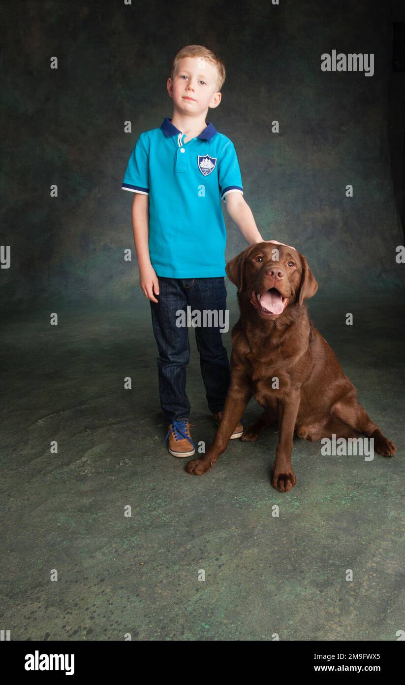 Porträt der jungen mit Chocolate Labrador Stockfoto