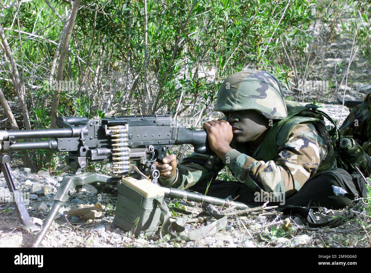 US Marine Corps (USMC) Lance Corporal (LCPL) Eddie Murphy, 3. Bataillon, 5. Marine Regiment, mans a 7,62mm M240G Maschinengewehr, während des Trainings im Camp Pendleton California (CA) während des TRAININGS KERNEL BLITZ 2001. Betreff Betrieb/Serie: KERNEL BLITZ 2001 Base: Marine Corps Base Camp Pendleton Bundesstaat: Kalifornien (CA) Land: Vereinigte Staaten von Amerika (USA) Stockfoto