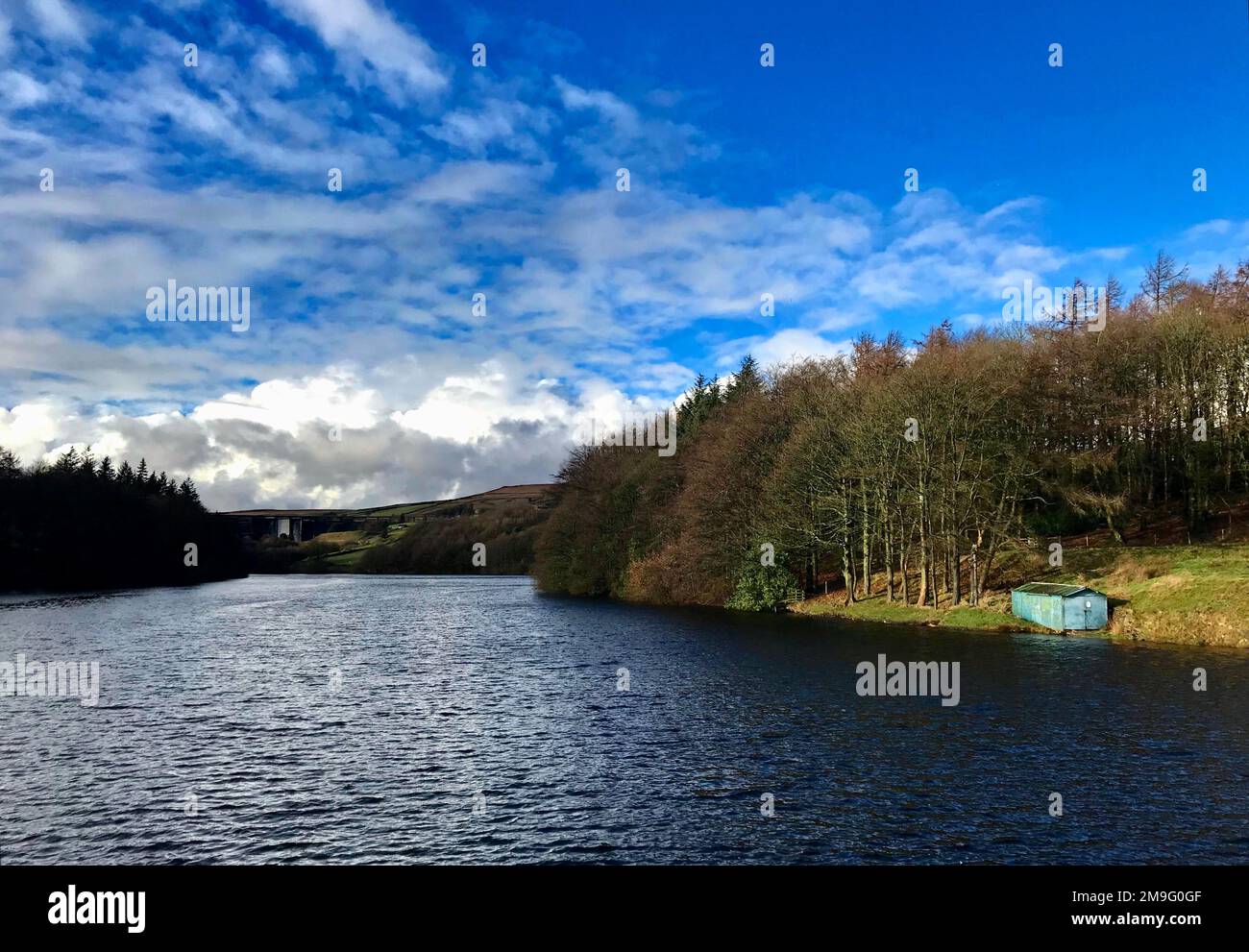Ryburn Reservoir bei 99 Prozent Kapazität. Stockfoto