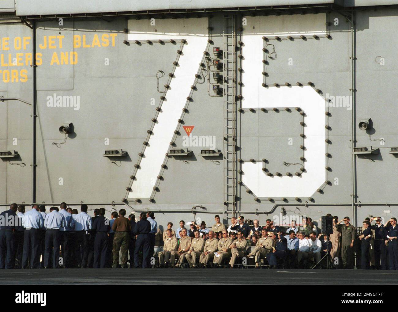 Ein Gospel-Chor tritt während des Ostersonnenaufgangs auf dem Flugdeck der USS HARRY S. TRUMAN (CVN 75) für Crewmitglieder auf. Matrosen und Marines, die auf dem Flugzeugträger stationiert waren, feierten den Feiertag auf See und erhielten eine Vielzahl religiöser Dienste. Truman ist auf Station im Persischen Golf, um die Operation SÜDWACHE zu unterstützen. Betreff Betrieb/Serie: SÜDLICHE WACHSTATION: USS Harry S. Truman (CVN 75) Stockfoto