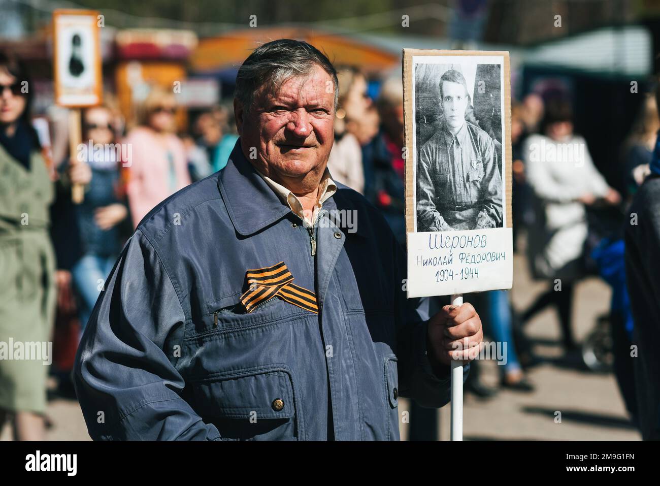 VICHUGA, RUSSLAND - 9. MAI 2018: Porträt eines Mannes auf einem Straßenmarsch zu Ehren des Sieges im Zweiten Weltkrieg Stockfoto