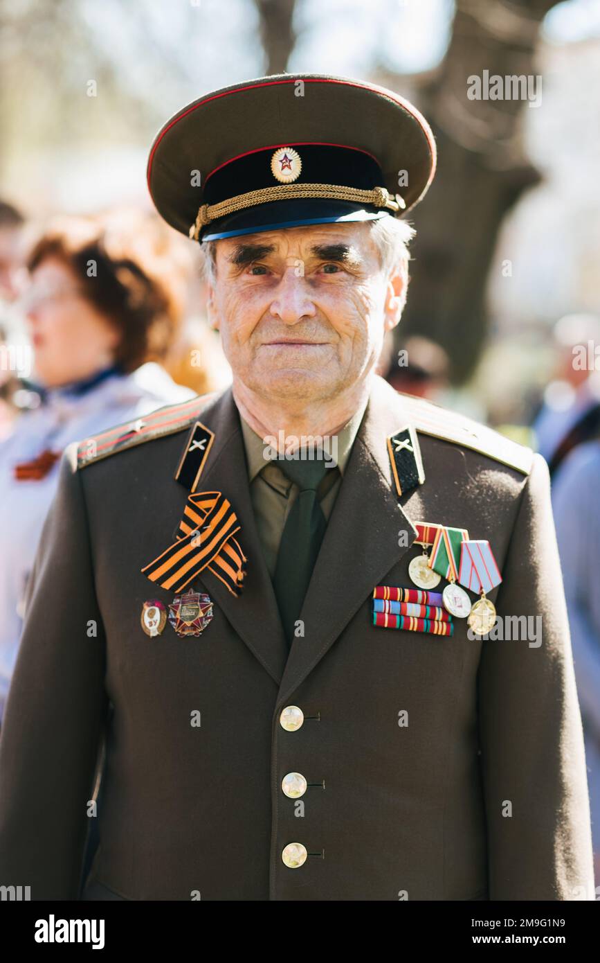 VICHUGA, RUSSLAND - 9. MAI 2018: Porträt eines Veteranen in Uniform mit Befehlen bei der Siegesparade zu Ehren des Siegesfeiertages im Zweiten Weltkrieg Immorta Stockfoto