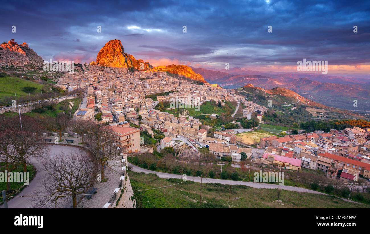 Caltabellotta, Sizilien, Italien. Stadtbild der historischen Stadt Caltabellotta in Sizilien bei dramatischem Sonnenuntergang. Stockfoto