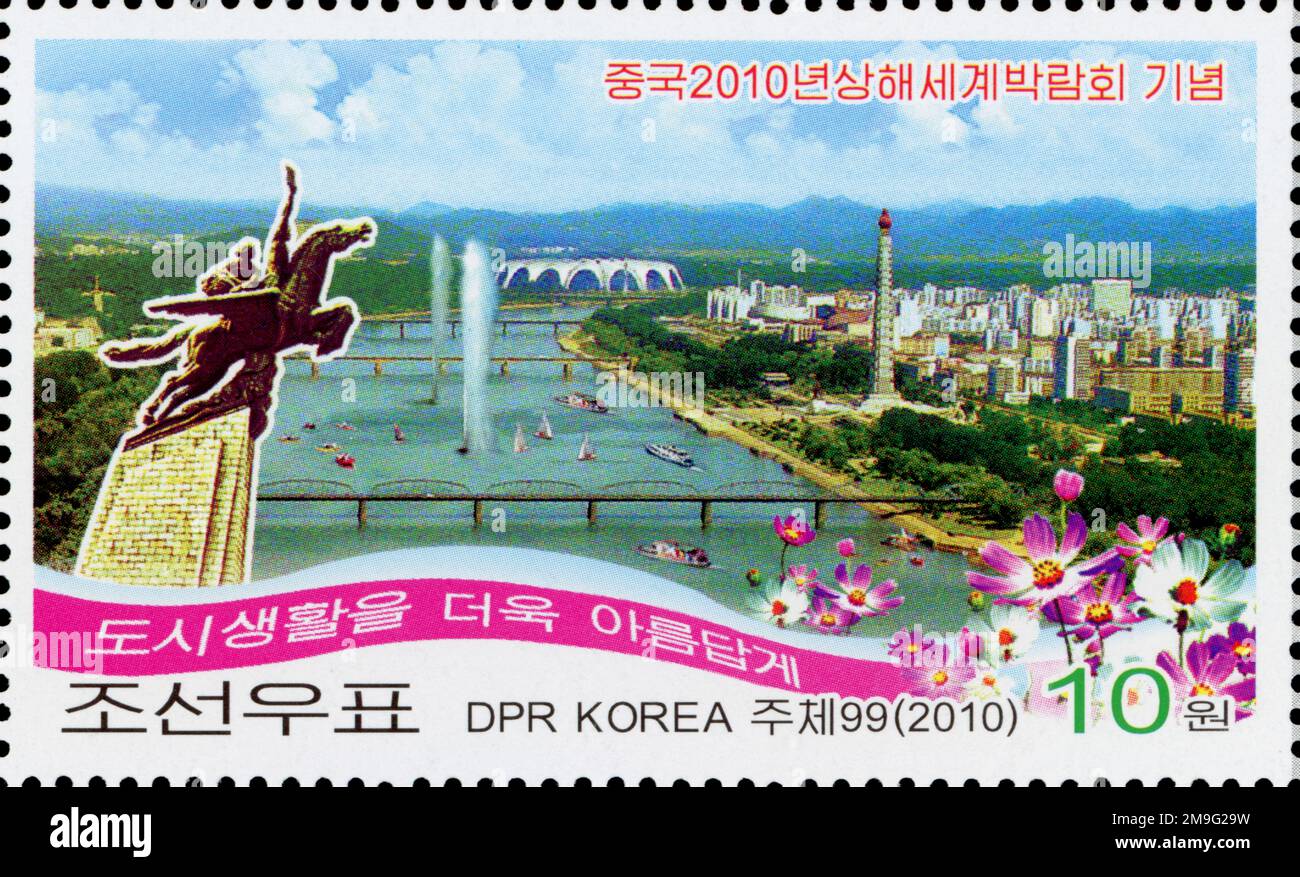 2010 Nordkorea Stempelsatz. Weltausstellung EXPO 2010, Shanghai. Pjöngjang Stadtbild mit Taedong, Juche Idea Tower und Chollima Statue. Stockfoto