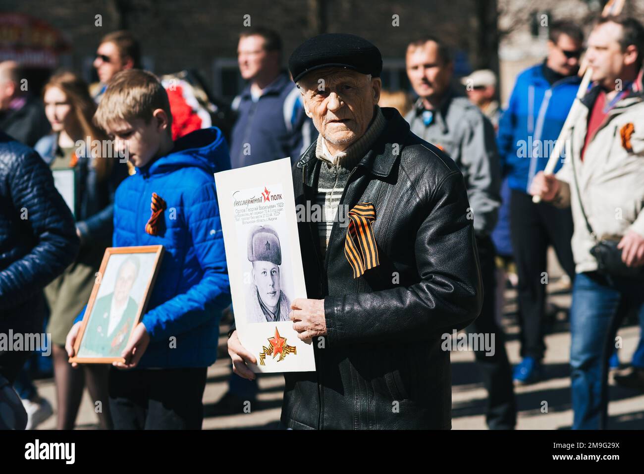 VICHUGA, RUSSLAND - 9. MAI 2018: Porträt eines Mannes auf einem Straßenmarsch zu Ehren des Sieges im Zweiten Weltkrieg Stockfoto