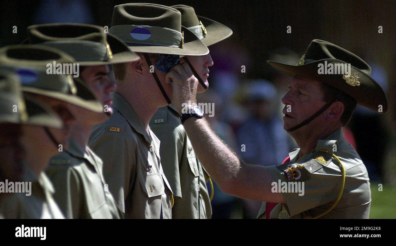 010425-F-1644L-001. [Complete] Scene Capricornia Battalion 42., Sergeant Major wischte den Schweiß von einem seiner Soldaten während der jährlichen Gedenkfeier des ANZAC-Tages (Australian/Neuseeland Army Corps), der am 25. April 2001 in Rockhampton, Australien, stattfindet. Die jährliche Parade ehrt die 35.000 Soldaten, die bei der Landung in Gallipoli am 25. April 1915 getötet oder verwundet wurden. ANZAC Day ehrt auch die tapferen Männer und Frauen Australiens und Neuseelands, die in Konflikten auf der ganzen Welt die Freiheit verteidigt haben. Die Gedenkfeier fand während DES TANDEMSCHUBS 2001 statt, bei dem es sich um einen Mähdrescher handelt Stockfoto