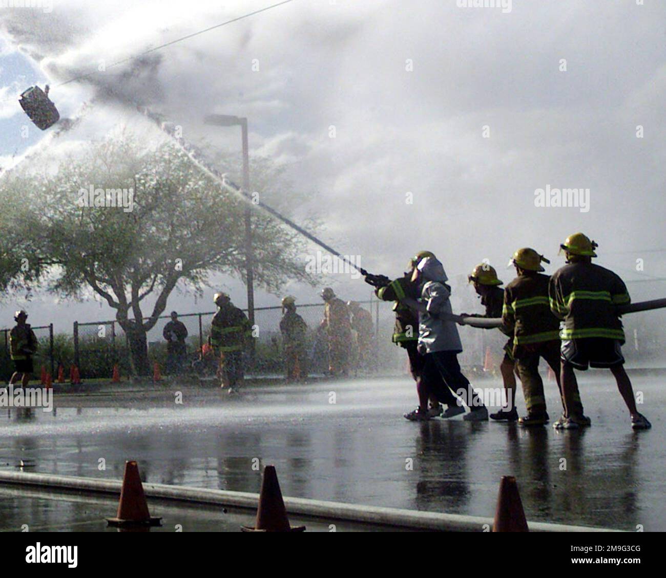 Marines von der Marine Corps Air Station, Yuma, Arizona, nehmen an einem Barrell Squirt Teil, sogar während des jährlichen Firemuster in Tucson, Arizona. Basis: Tucson Staat: Arizona (AZ) Land: Vereinigte Staaten von Amerika (USA) Stockfoto