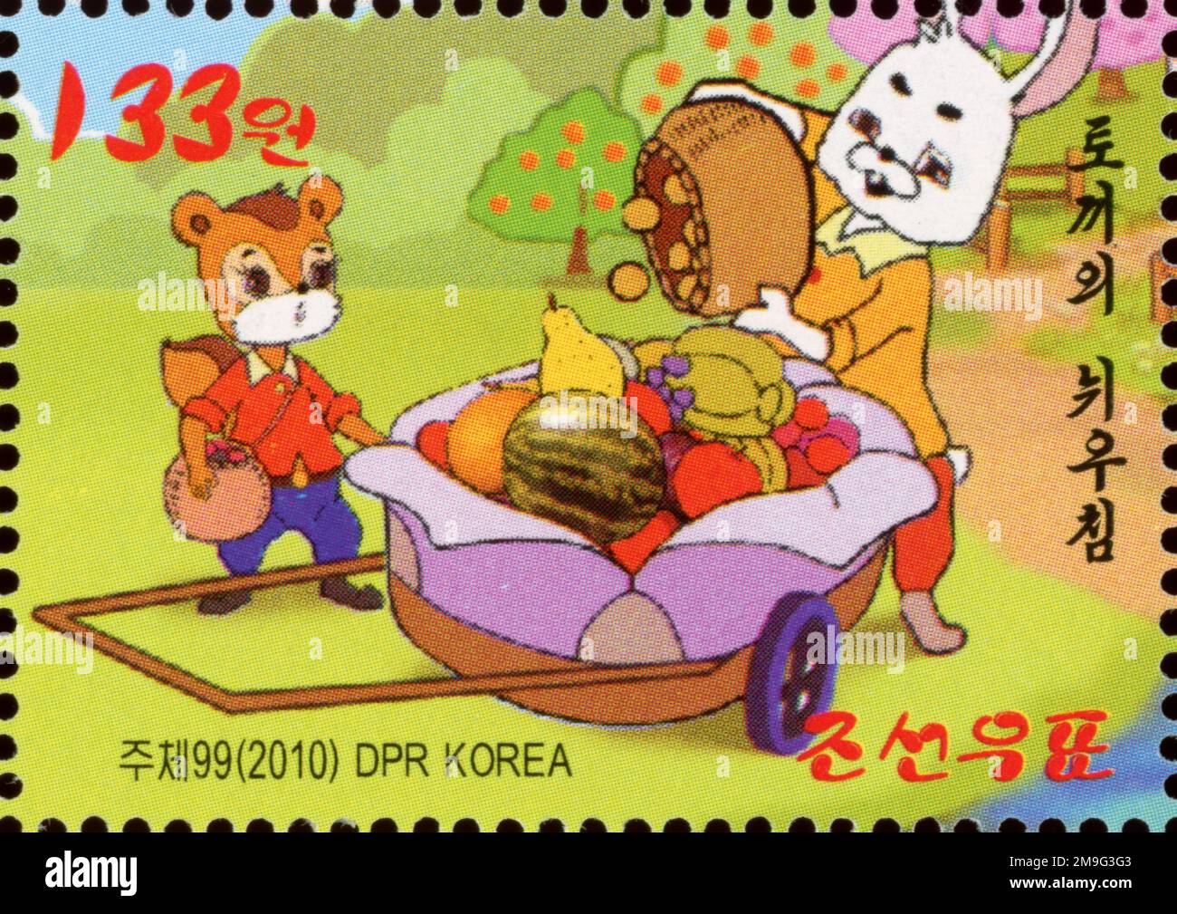 2010 nordkoreanische Briefmarke mit Charakteren aus dem Zeichentrick „Buße des Kaninchens“ mit einem Obstwagen. Stockfoto