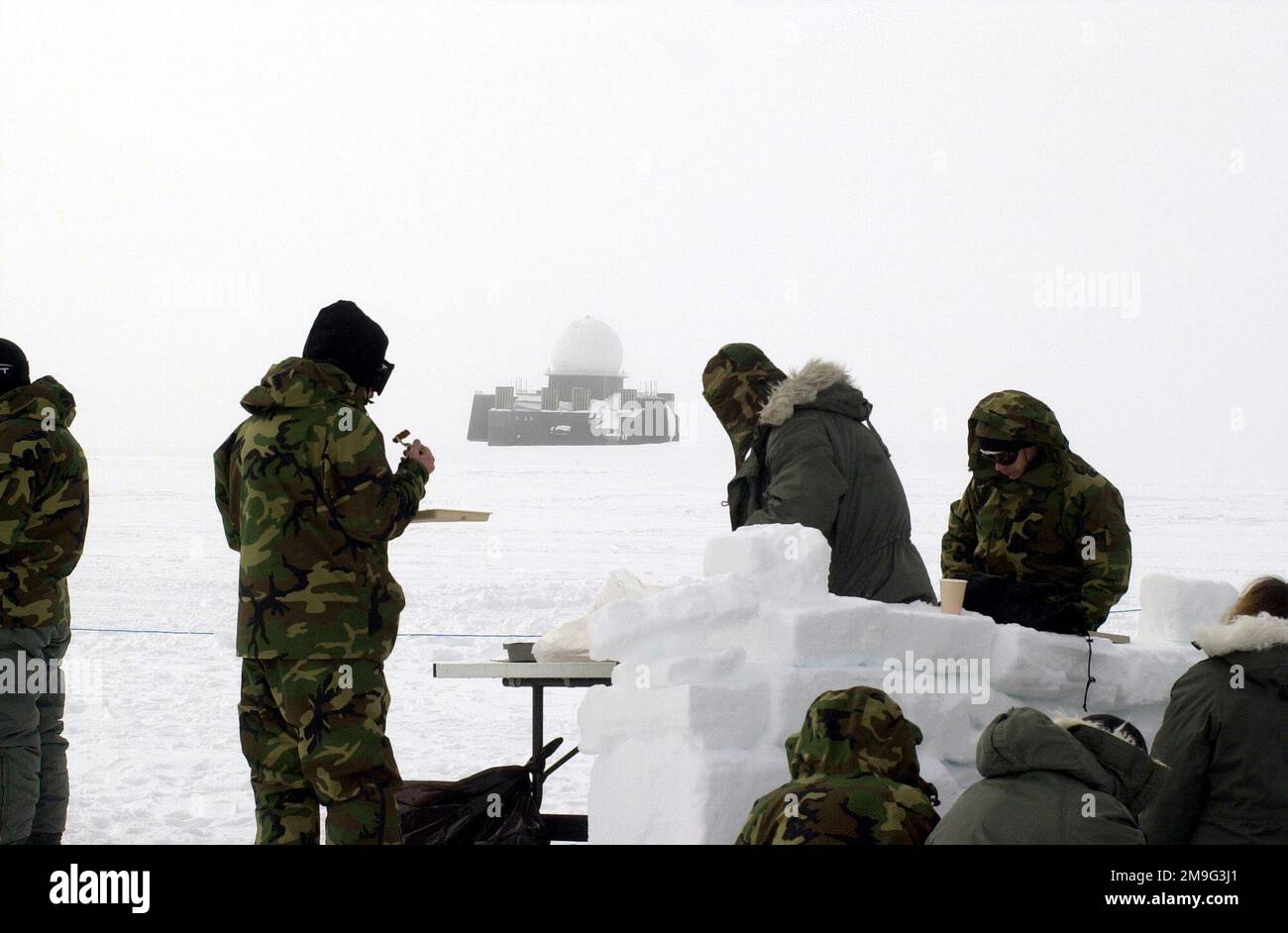 Studenten der Arctic Aircraft Recovery School (alias „Kool School“), gesponsert vom 109. Airlift Wing (AW), machen Sie eine Pause von ihrem Training. Die Schüler nehmen an einer 4-tägigen Schule Teil, in der sie auf das Überleben in der Arktis und die Bergung behinderter Flugzeuge des Typs LC-130 vorbereitet sind. Die Schule befindet sich auf der Eiskappe von Grönland, nur drei Meilen vom verlassenen FARBSTOFF-II-Gelände entfernt, sie war Teil der TAU-Linie (Ferne Early Warning). Betreff Operation/Serie: TIEFKÜHL 2001 Basis: Kangerlussuaq Staat: Westgrönland Land: Grönland (GRL) Szene Hauptkommando gezeigt: AMC Stockfoto