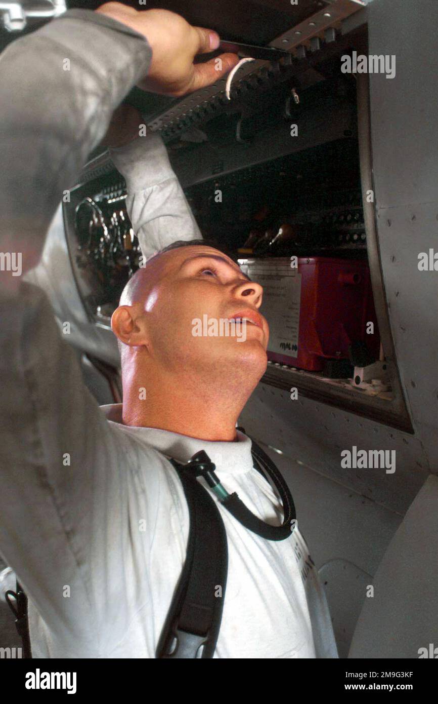 US Marine Corps Sergeant Henry Hoagland repariert ein Massekabel an einer F/A-18 Hornet von Marine Fighter Attack Squadron Three One Two (VMFA-312) in der Hangarbucht der USS HARRY S. TRUMAN (CVN 75). Basis: USS Harry S. Truman (CVN 75) Stockfoto