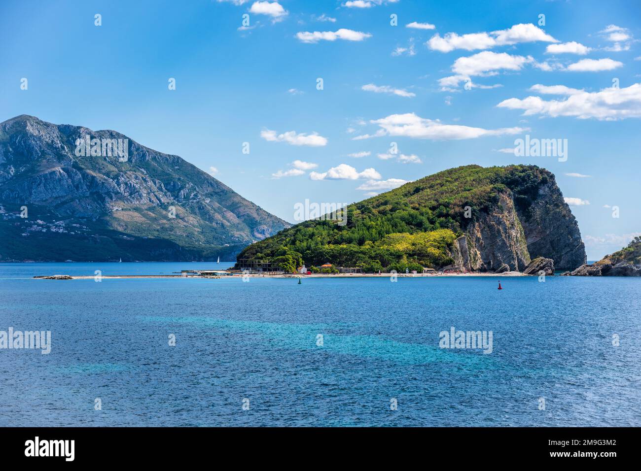Sveti Nikola (St. Nicholas) vor der Küste Budvas an der Adriaküste Montenegros Stockfoto