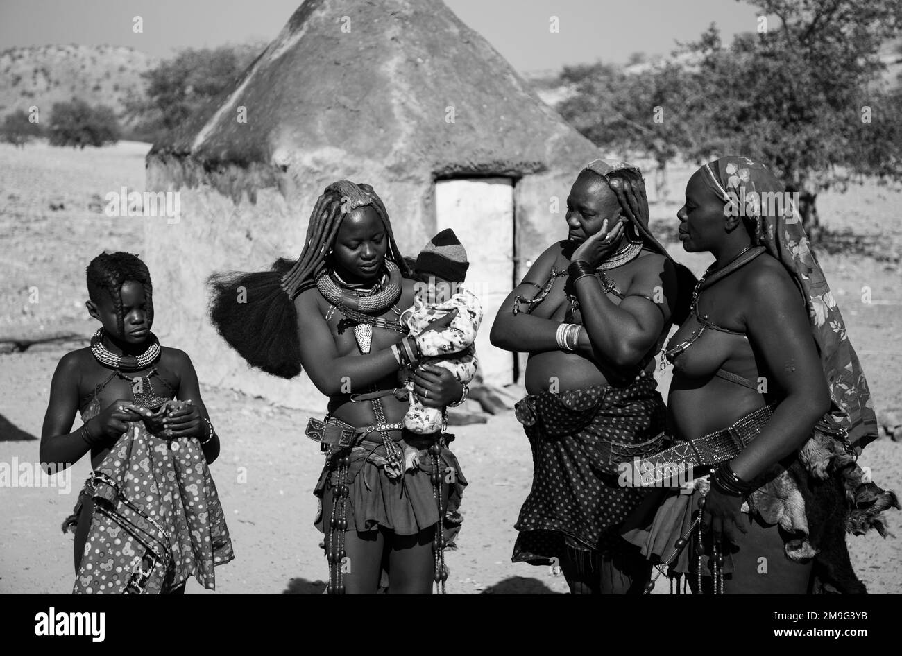 Familie Himba, Damaraland, Namibia, Afrika Stockfoto
