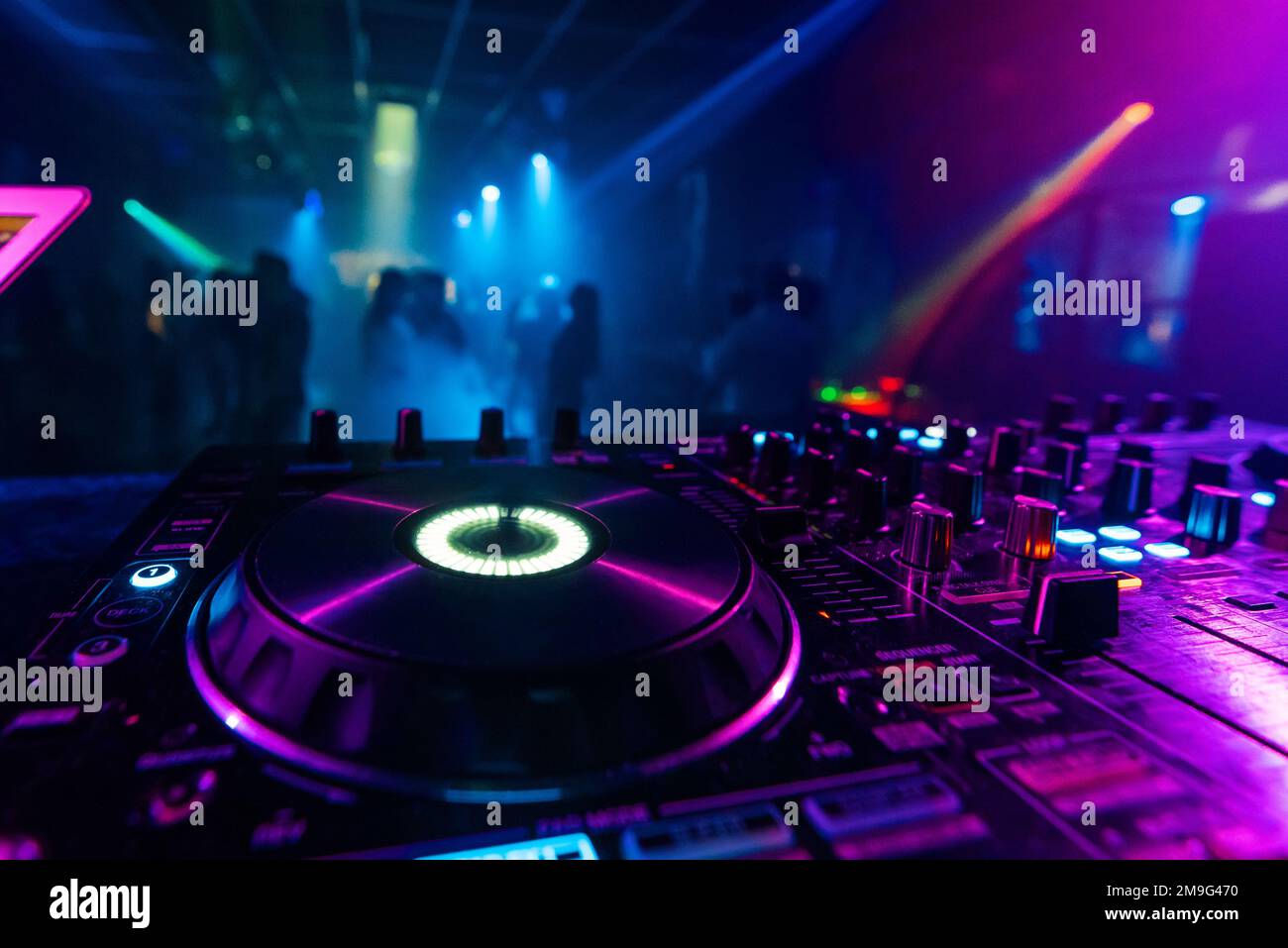 Professioneller DJ-Controller zum Mixen elektronischer Musik in einem Nachtclub Stockfoto