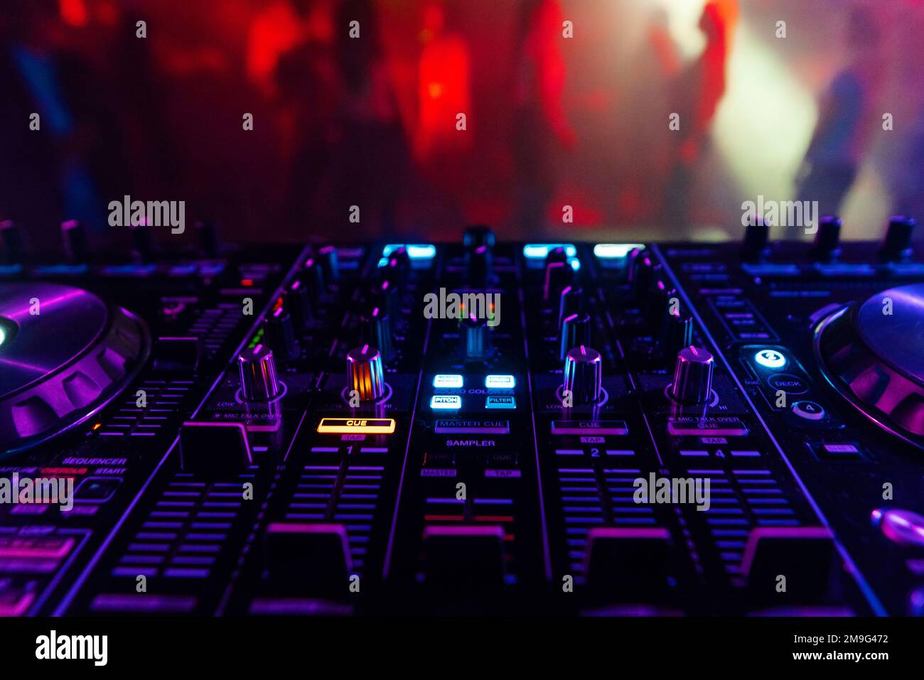 Professioneller DJ-Controller zum Mixen elektronischer Musik in einem Nachtclub Stockfoto