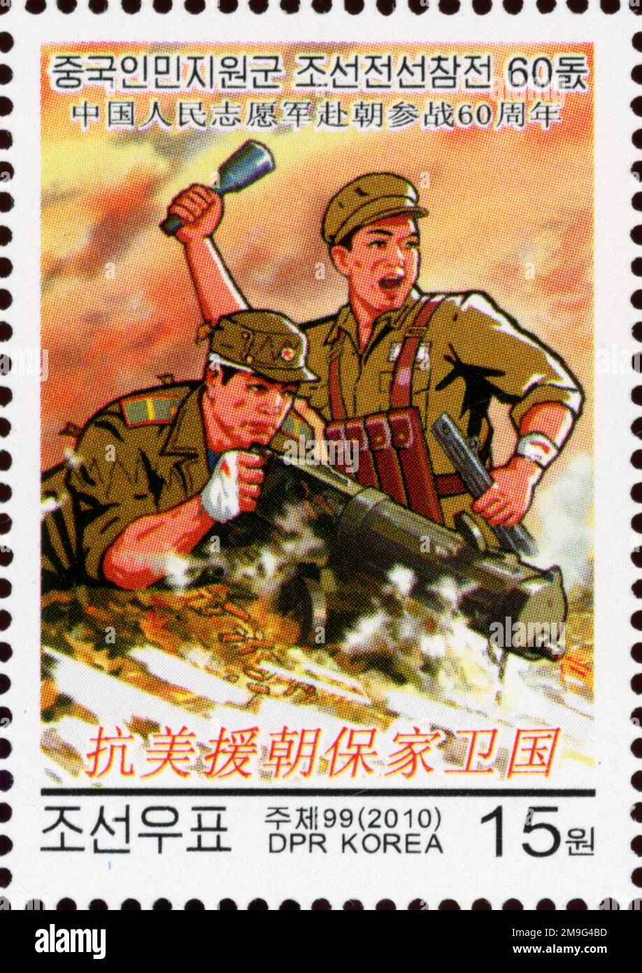 2010 Nordkorea-Stempel. 60. Jahre chinesische Hilfe im Koreakrieg. Chinesischer und koreanischer Soldat Stockfoto