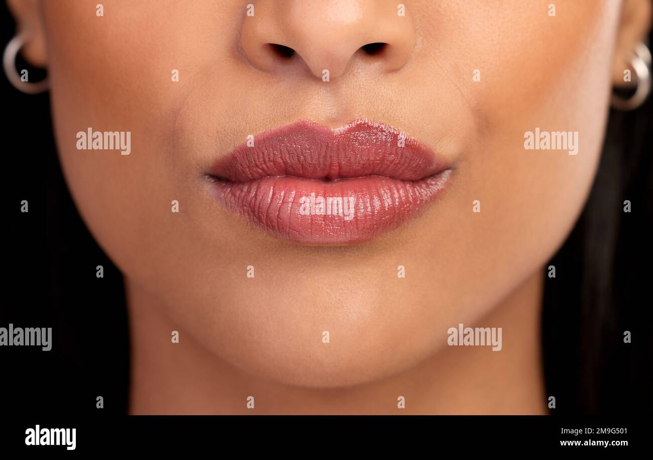 Luziöse Lippen. Nahaufnahme eines unbekannten jungen Frauenlippen. Stockfoto