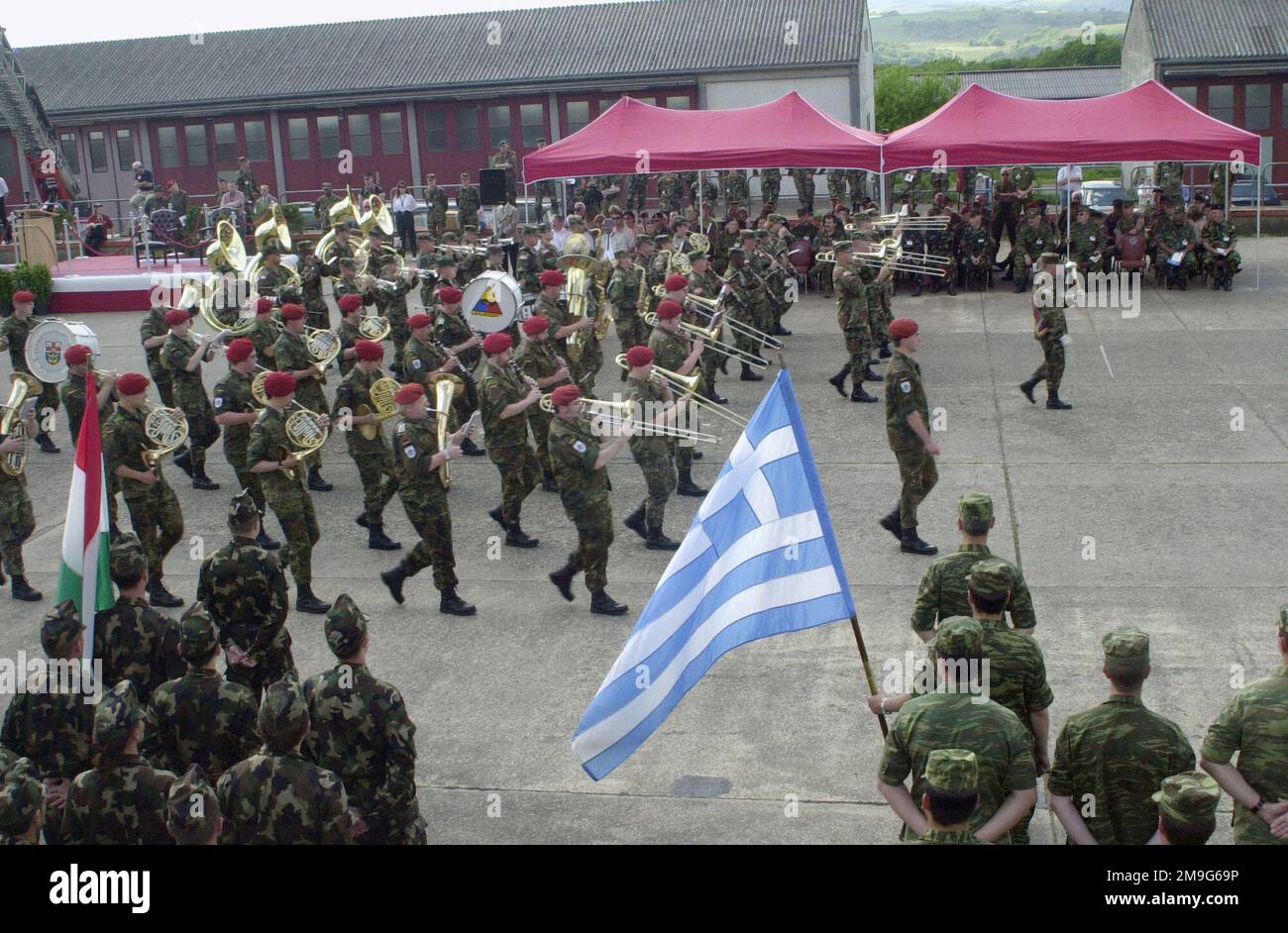 Die US Army 1. Panzerdivision Band marschiert während der Abschlusszeremonie von den Teilnehmern des COMBINED ENDEAVOR 2001. Damit ist das gemeinsame Unterfangen in Lager Aulenbach beendet. Die von der US-amerikanischen Europakommando gesponserte und von Deutschland ausgerichtete Übung wird jährlich durchgeführt, um die Interoperabilität von Dutzenden von Ländern und der NATO zu testen und zu dokumentieren. Die größten Kommunikations- und Informationssysteme der Welt, 37 Länder nahmen an diesem Jahr Teil. Betreff Operation/Serie: COMBINED ENDEAVOR 2001 Basis: Lager Aulenbach Bundesland Rheinland-Pfalz Land: Deutschland / Deutschland (DEU) Stockfoto