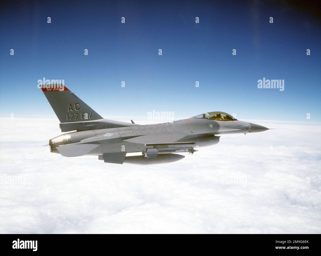 Rechte Seitenansicht eines F-16 Kampfflugzeugs gegen Falcon, bewaffnet mit EINER AIM-9 Sidewinder-Rakete, gesteuert von Oberstleutnant Mike Cosby der US Air Force, 177. Fighter Wing Commander, New Jersey Air National Guard. Land: Unbekannt Stockfoto