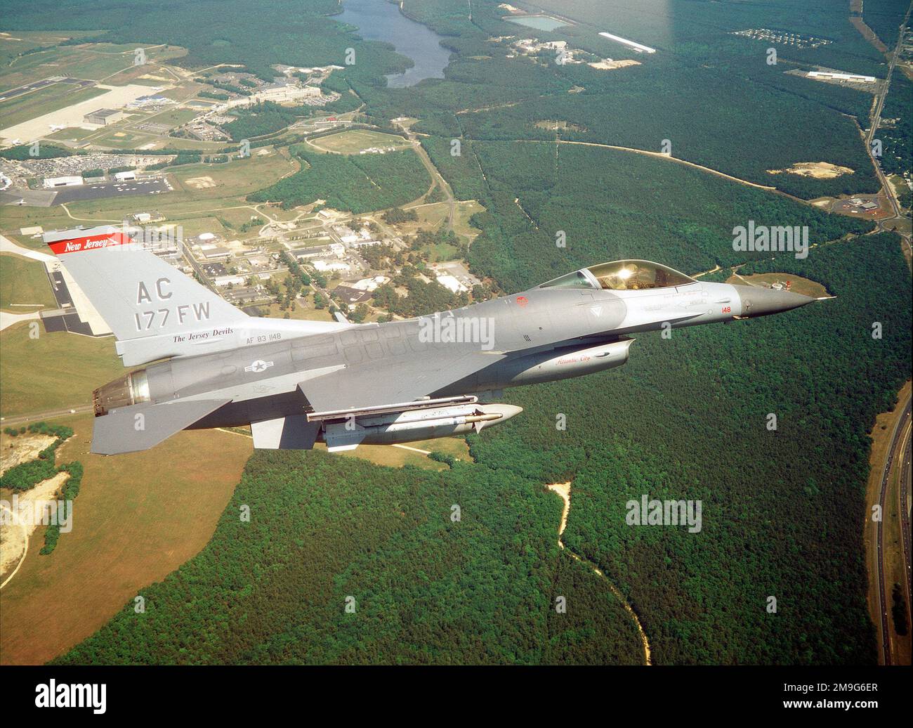 Rechte Seitenansicht eines F-16 Kampfflugzeugs, das von Oberst Mike Cosby, 177. Fighter Wing Commander, New Jersey Air National Guard, gesteuert wird. Land: Unbekannt Stockfoto