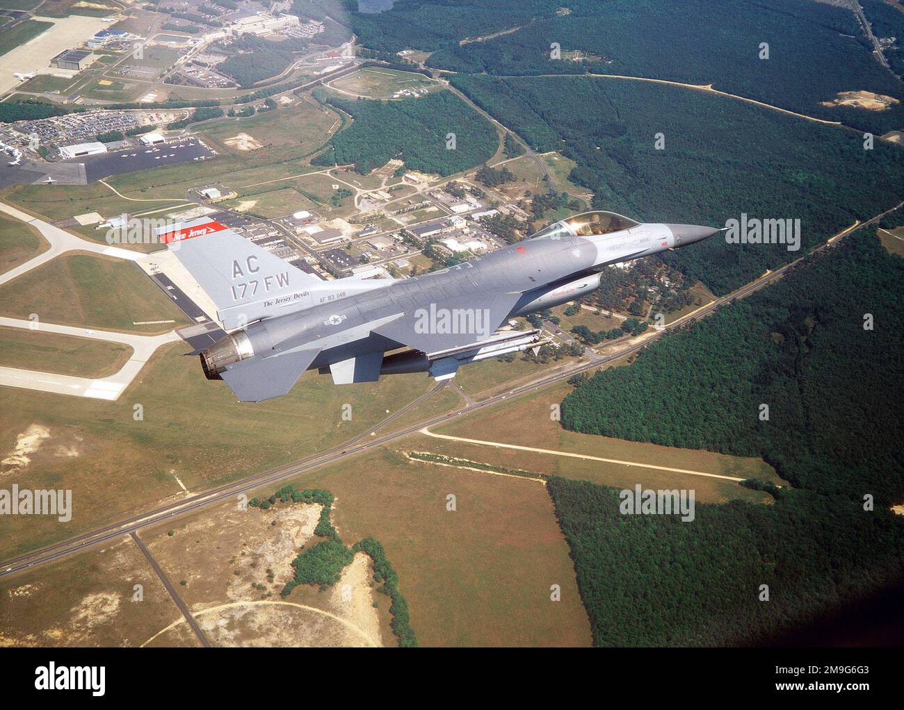 Rechte Seitenansicht eines F-16 Kampfflugzeugs, das von Oberstleutnant Mike Cosby 177. Fighter Wing Commander der US Air Force, New Jersey Air National Guard, gesteuert wird. Land: Unbekannt Stockfoto