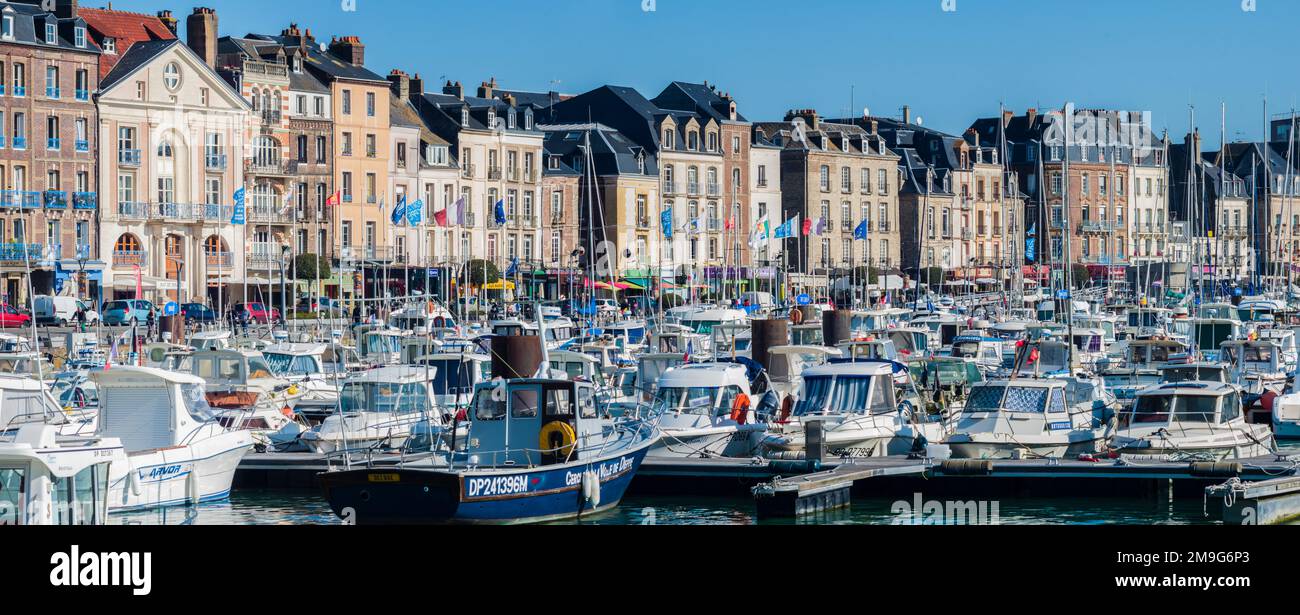 Stadtgebäude Fassaden entlang des Yachthafens, Dieppe, Normandie, Frankreich Stockfoto