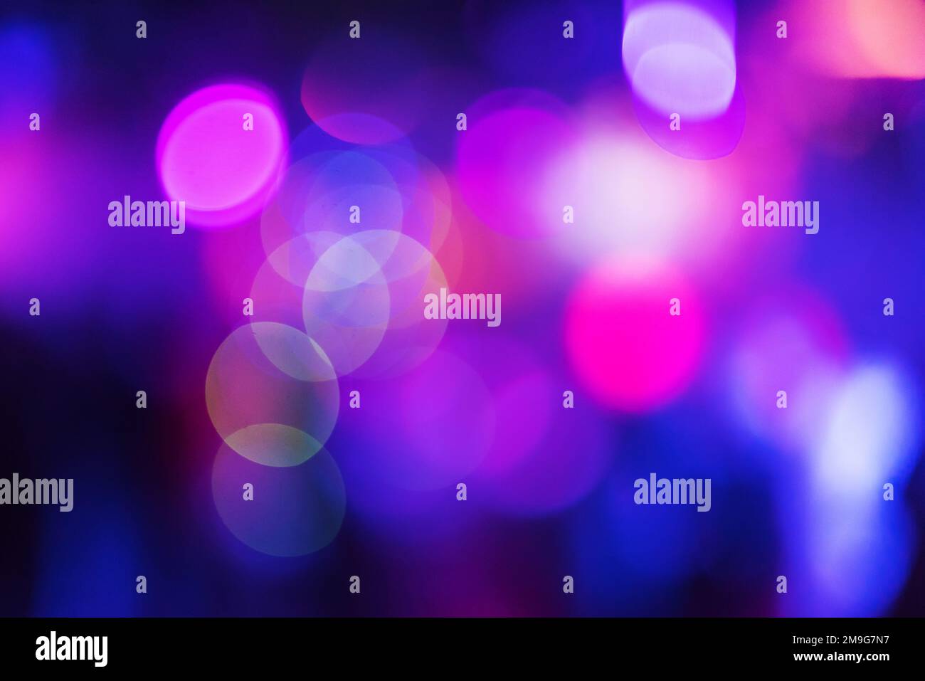 Mehrfarbiger, verschwommener Hintergrund mit rundem, hellem, violettem Bokeh Stockfoto