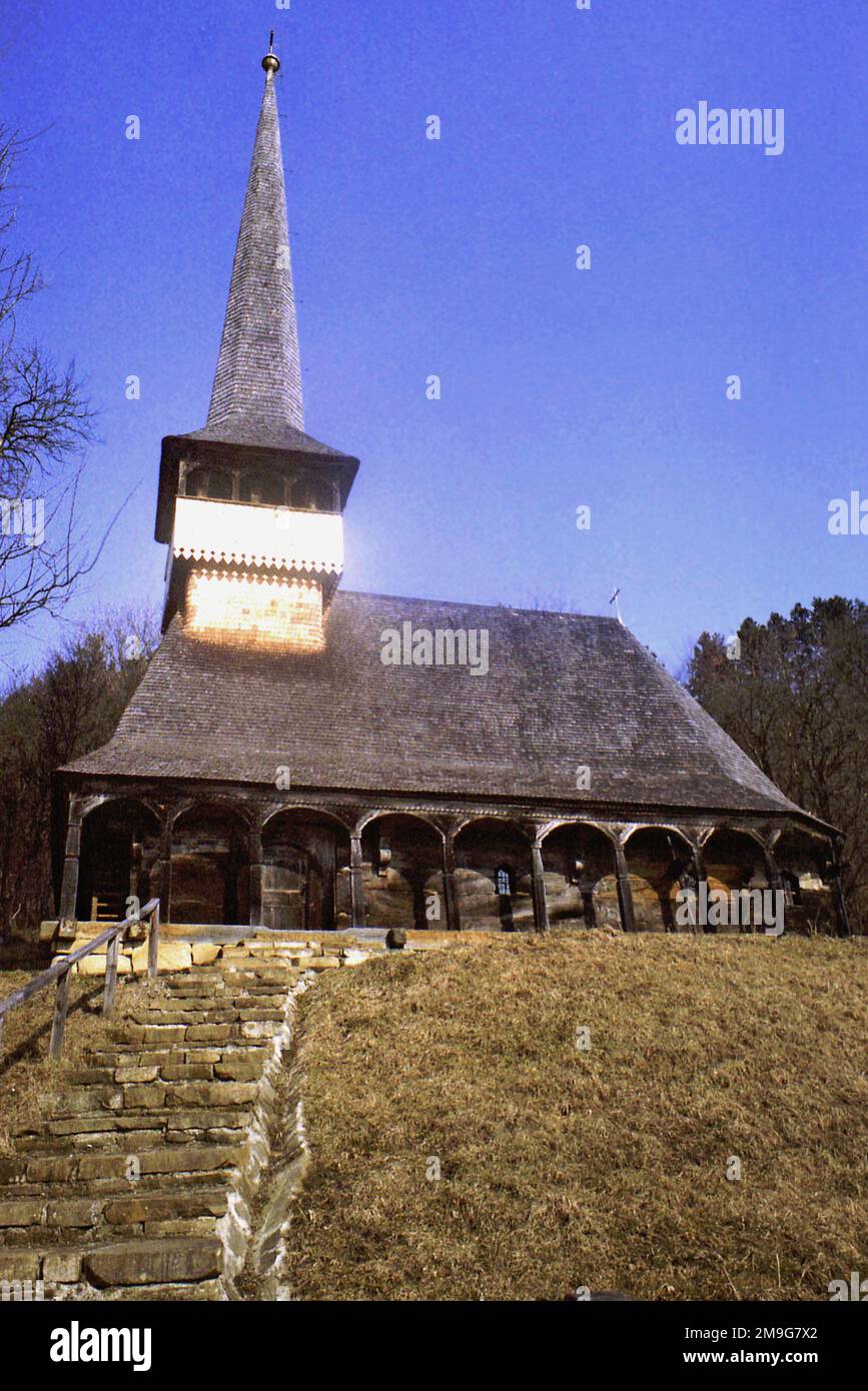 Salaj County, Rumänien, ca. 1999. Die hölzerne orthodoxe Kirche in Voivodeni, ein historisches Denkmal aus dem Jahr 1822. Stockfoto