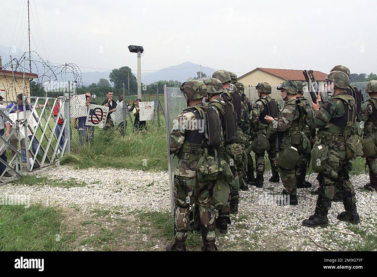 US-Marines aus dem 2. Flotten-Anti-Terror-Sicherheitsteam nach Neapel, Italien, aus dem Marinekorps-Sicherheitsbataillon, Norfolk, Virginia, Halten Sie sich in voller Ausrüstung bereit, um die Eintrittskontrolle zur amerikanischen Botschaft im Übungsland Anglia zu schützen, um die multinationale Übungsübung VENETO RESCUE '01 in Nordost-Italien und Slowenien zu unterstützen. Veneto Rescue ist eine Übung, die bei der Ausbildung militärischer Einheiten zur sicheren Evakuierung nicht-kombattanter Zivilisten und anderer designierter Evakuierungen aus einem Land oder einer Region hilft, das/die potenziell feindselig ist Stockfoto