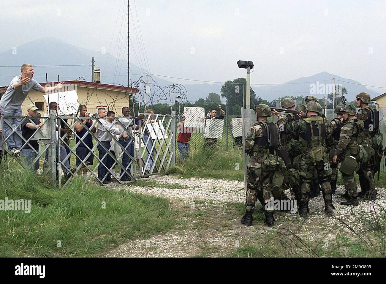 US-Marines aus dem 2. Flotten-Anti-Terror-Sicherheitsteam nach Neapel, Italien, aus dem Marinekorps-Sicherheitsbataillon, Norfolk, Virginia, Halten Sie sich in voller Ausrüstung bereit, um die Eintrittskontrolle zur amerikanischen Botschaft im Übungsland Anglia zu schützen, um die multinationale Übungsübung VENETO RESCUE '01 in Nordost-Italien und Slowenien zu unterstützen. Veneto Rescue ist eine Übung, die bei der Ausbildung militärischer Einheiten zur sicheren Evakuierung nicht-kombattanter Zivilisten und anderer designierter Evakuierungen aus einem Land oder einer Region hilft, das/die potenziell feindselig ist Stockfoto