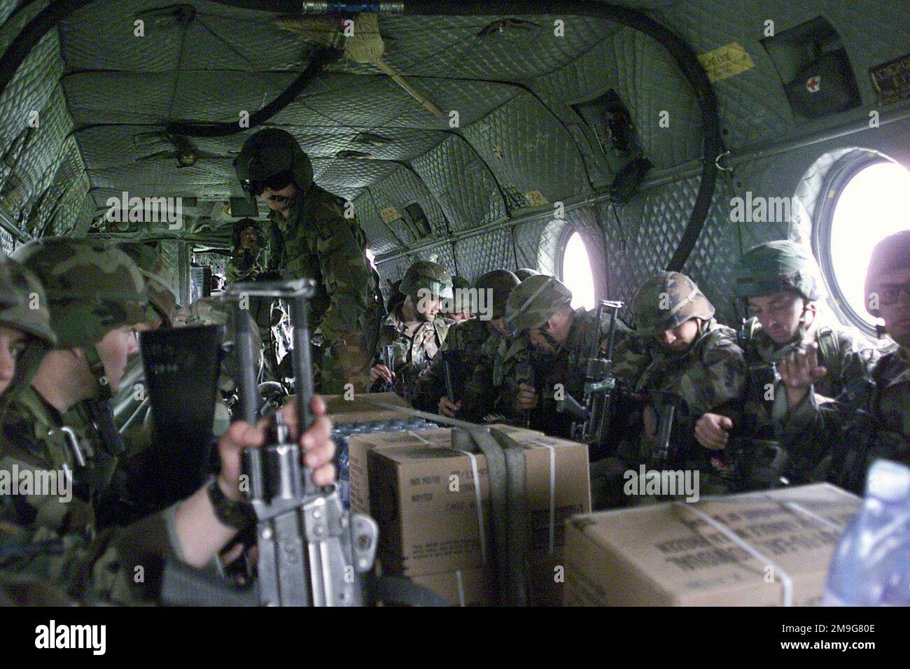 Mitglieder Eines Airborne Infanterie Bataillons der Kompanie 1-508., die aus dem Camp Senioren, Italien, entsandt wurden, haben sich in einem CH-47 Chinook Hubschrauber auf dem Weg nach Osoppo, Italien, eingelebt. Dort werden sie bei der Gewinnung amerikanischer und italienischer Nichtkombattanten aus der amerikanischen Botschaft im Übungsland Anglia zur Unterstützung der multinationalen Ausbildungsübung VENETO RESCUE '01 in Nordostitalien und Slowenien helfen. Veneto Rescue ist eine Übung, die bei der Ausbildung militärischer Einheiten zur Durchführung der sicheren Evakuierung von nicht-Kombattanten Zivilisten und anderen ausgewiesenen Evakuierungen aus einem Land oder einer Region hilft, in dem bzw. in der diese durchgeführt werden Stockfoto