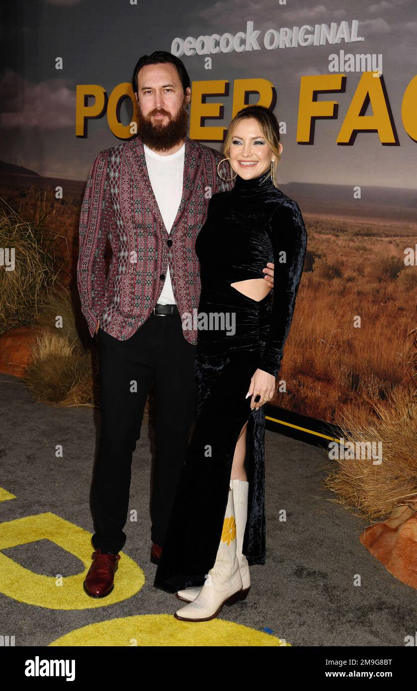 LOS ANGELES, KALIFORNIEN - 17. JANUAR: (L-R) Danny Fujikawa und Kate Hudson besuchen die Premiere von Los Angeles für die Peacock Originalserie „Poker Face Stockfoto