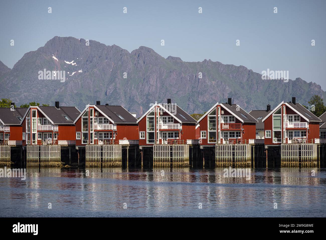 Trittbrettfahrer am Hafen von Svolvaer, Lofoten, Nordland, Norwegen Stockfoto