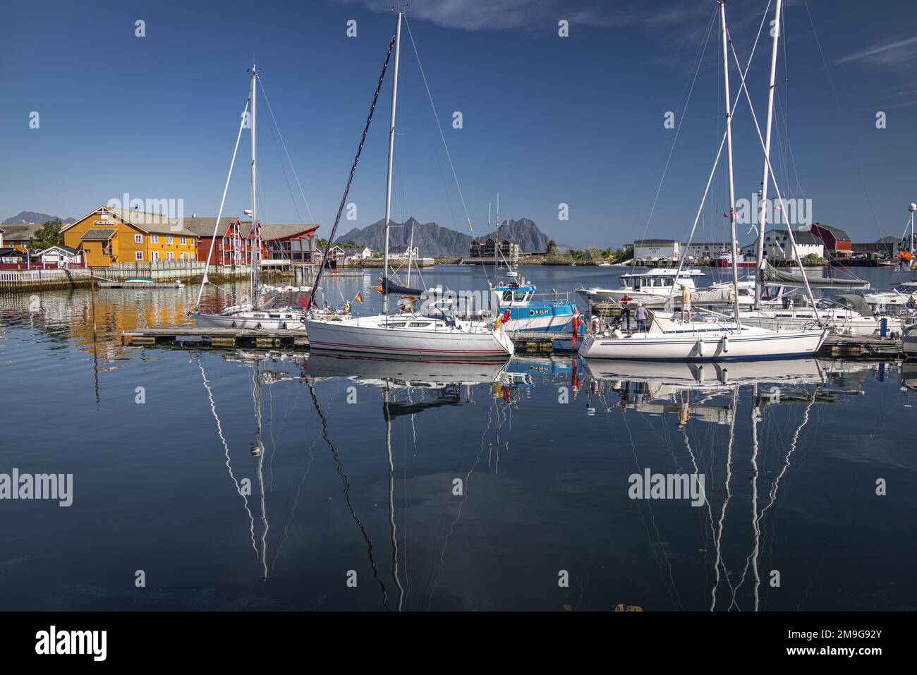 Boote im Hafen von Svolvaer, auf den Lofoten, Nordland, Norwegen Stockfoto