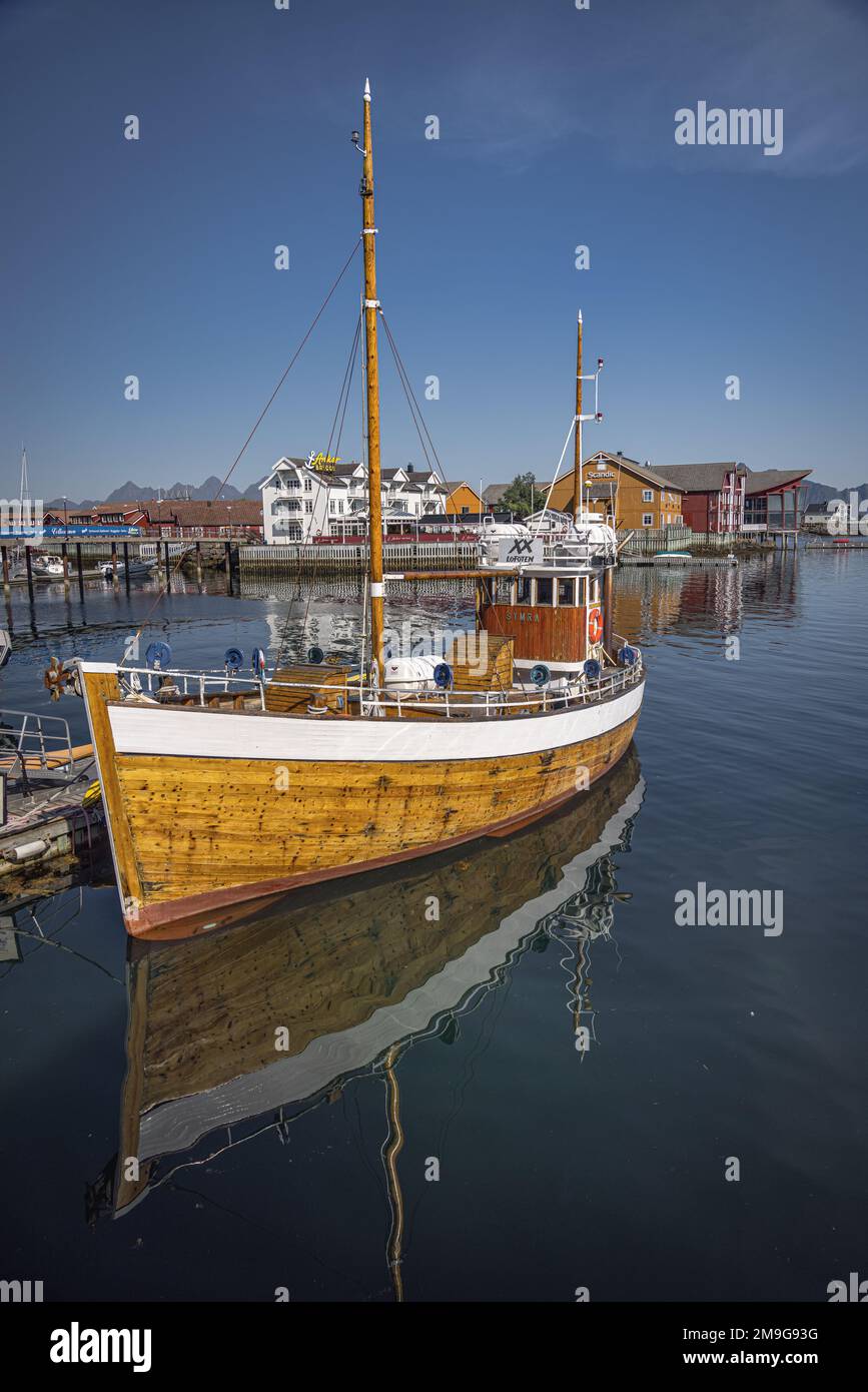 Boote im Hafen von Svolvaer, auf den Lofoten, Nordland, Norwegen Stockfoto