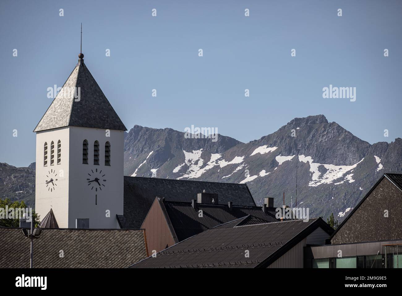 Svolvaer Kirche und Berge, Lofoten Inseln, Nordland, Norwegen Stockfoto
