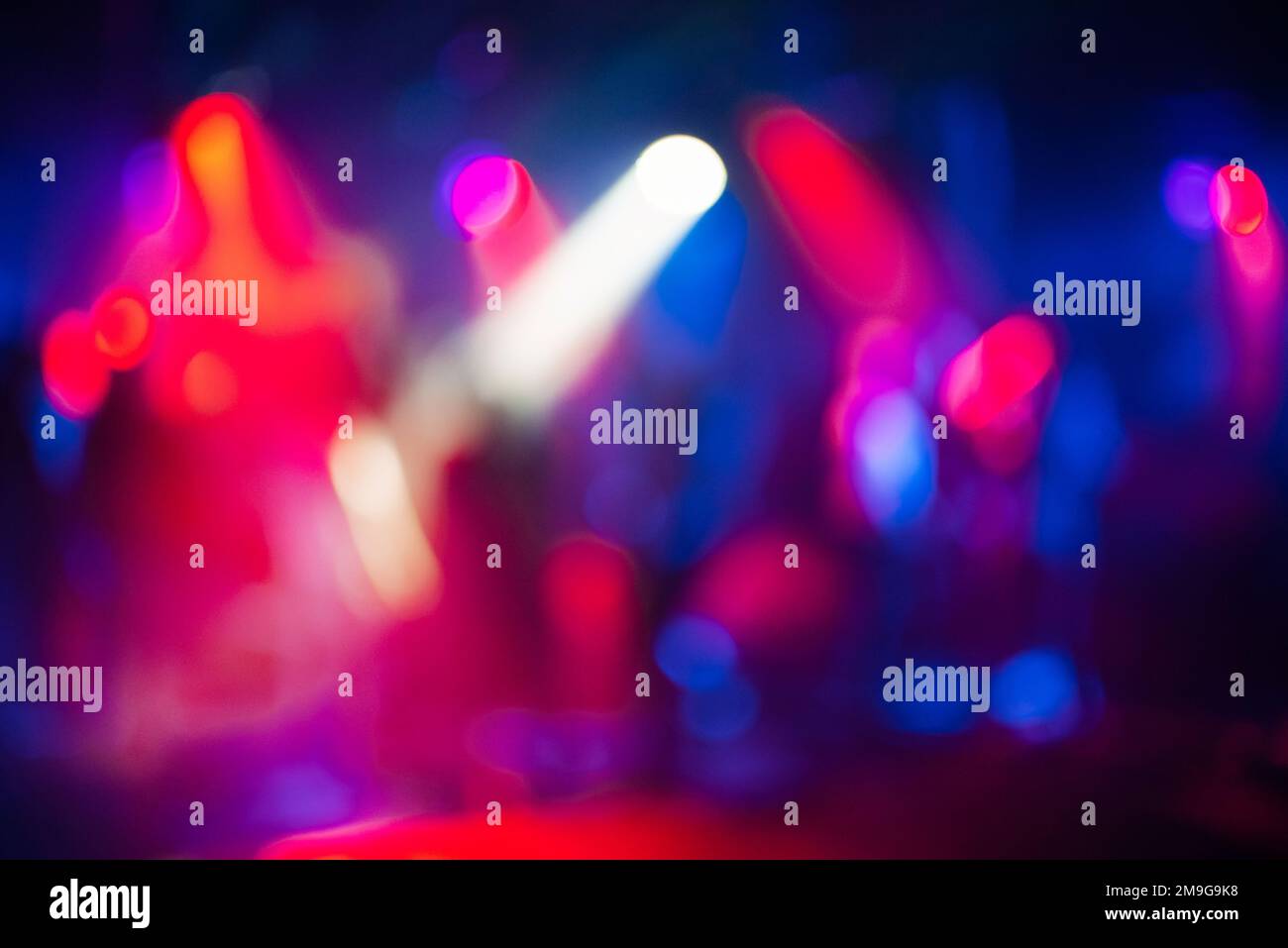 Verschwommener abstrakter Hintergrund mit farbenfrohem Bokeh von hellen Spots in einem Nachtclub Stockfoto