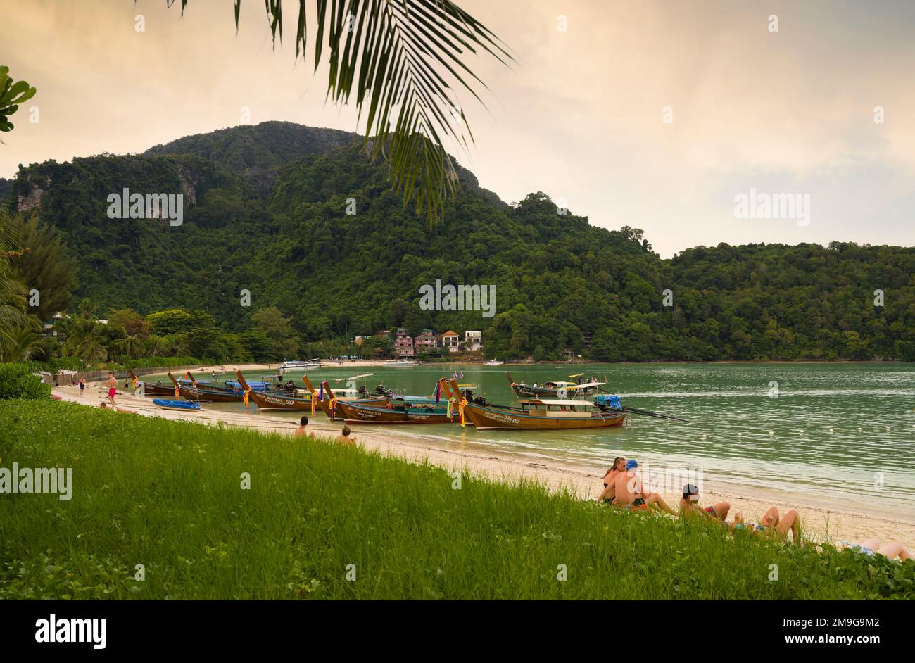 Phi Phi Island, Krabi, Thailand. 3. Dezember 2022. Der berühmte Strand von Loh Dalum auf Phi Phi Island. Thailands beliebteste Reiseziele Stockfoto