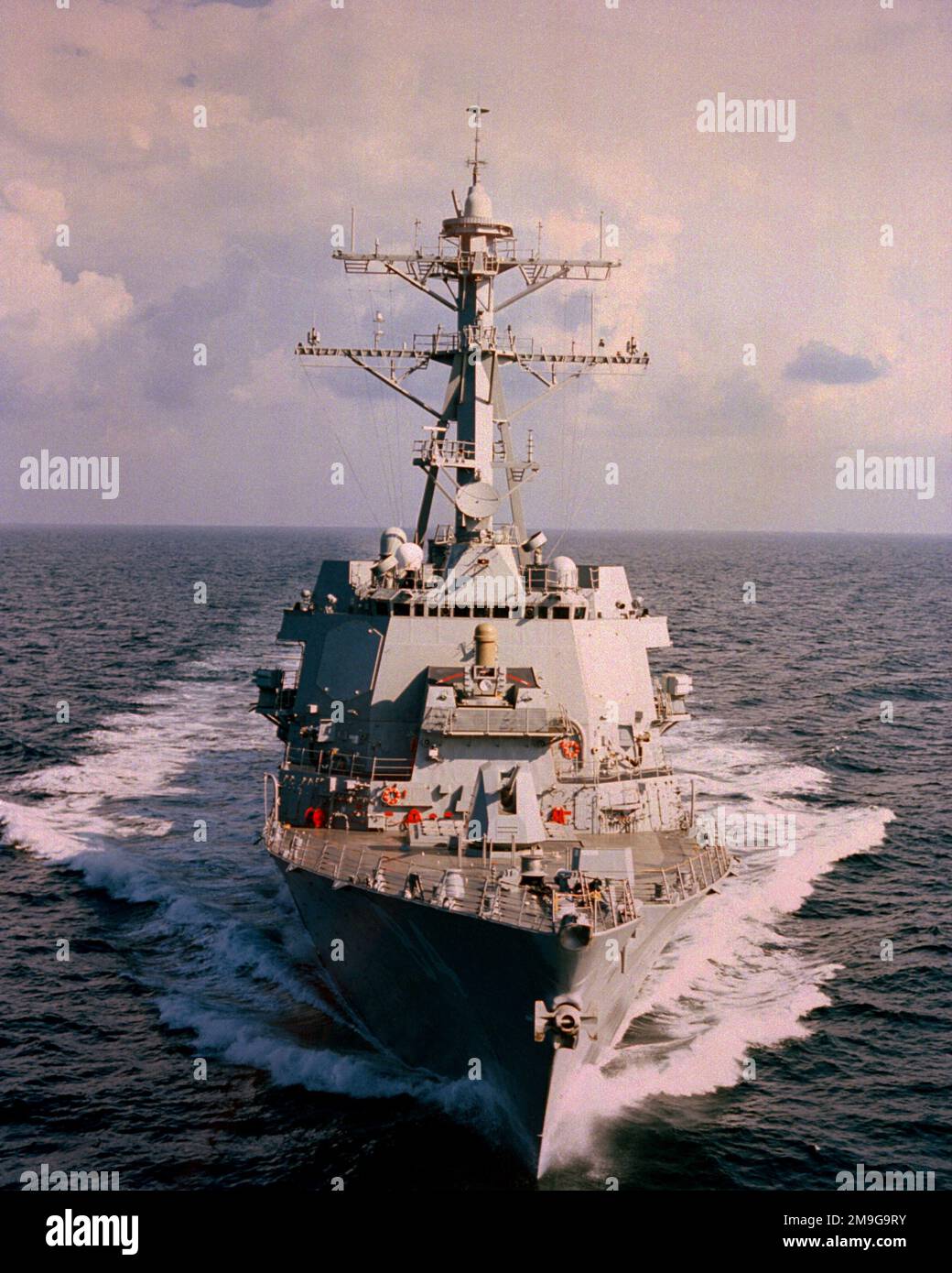 Sie verbeugen sich vor dem Arleigh Burke Flight IIA Class Guided Missile Destroyer USS BULKELEY (DDG 84), der im Rahmen von Seeversuchen der Bauarbeiter im Einsatz ist. Land: Golf Von Mexiko Stockfoto