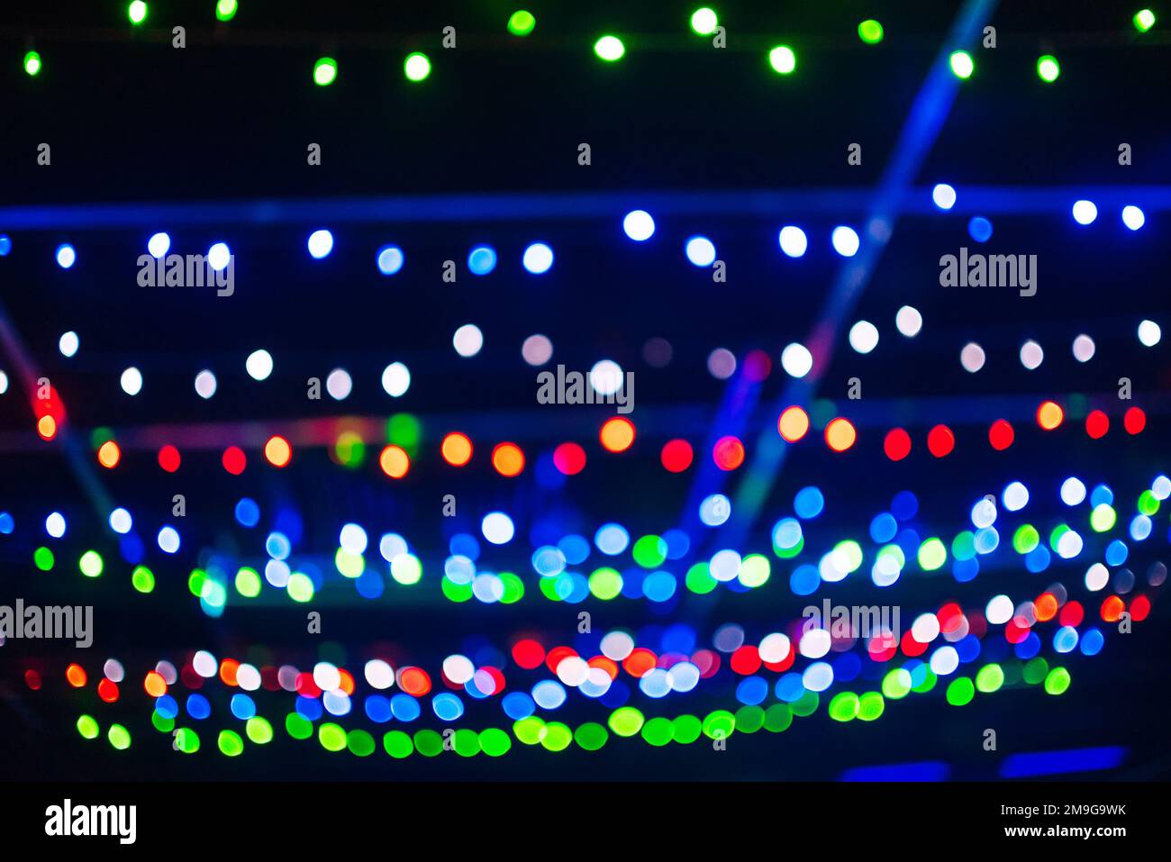Farbenfroher abstrakter Hintergrund mit rundem Bokeh aus den hellen Lichtern der Weihnachtsgirlande Stockfoto