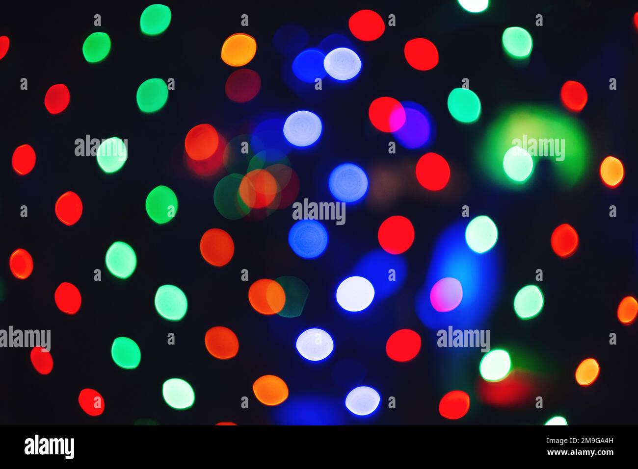 Farbenfrohes kreisförmiges Bokeh aus Lichtern auf dem farbigen abstrakten Hintergrund für das neue Jahr Stockfoto