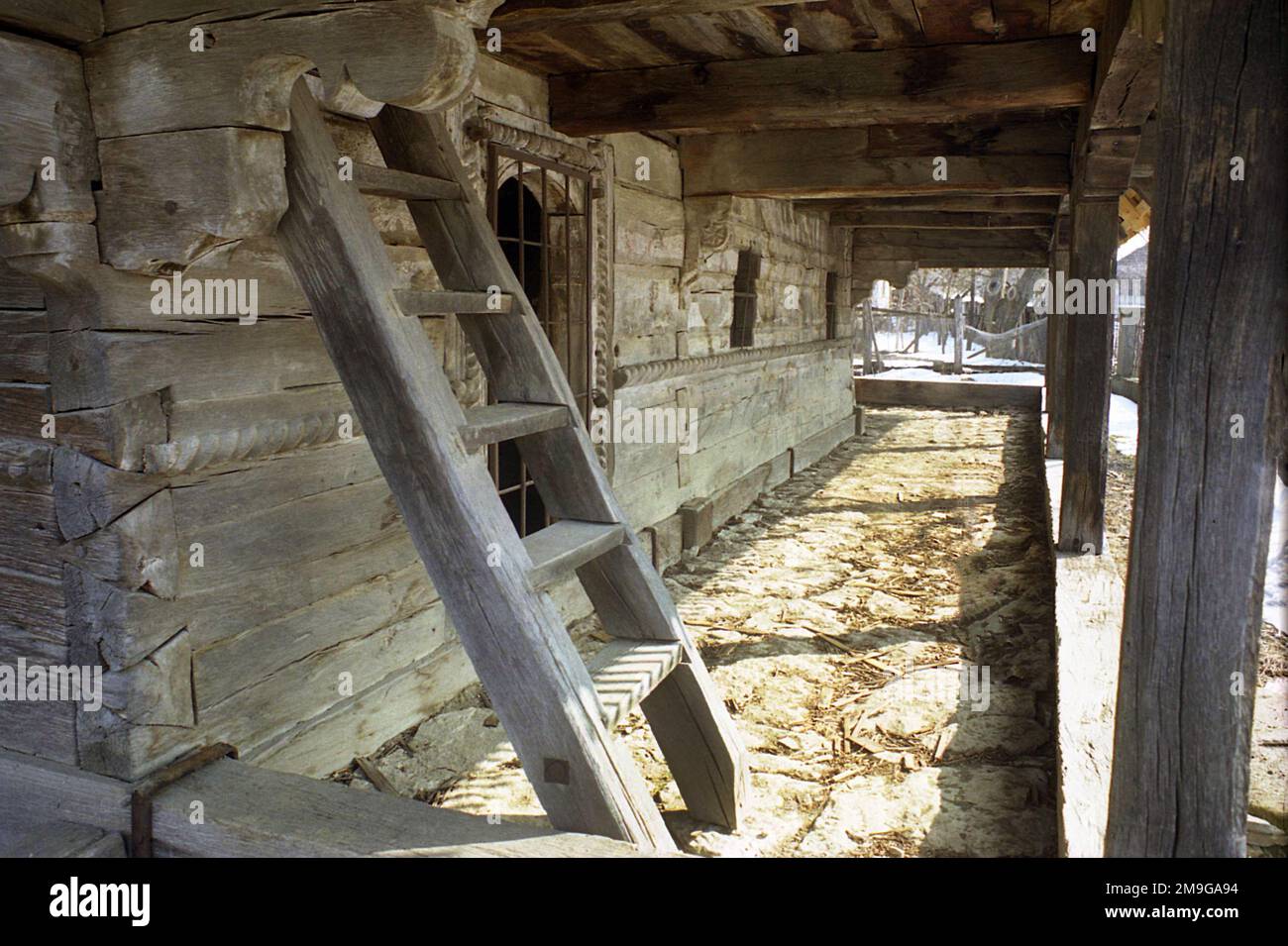 Salaj County, Rumänien, ca. 1999. Außenansicht der hölzernen Kirche in Sânpetru Almașului, einem historischen Monument aus dem Jahr 1795. Stockfoto