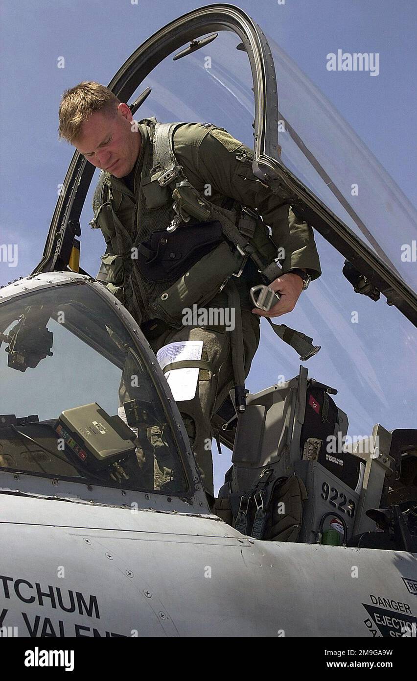 Captain Kevin Eilers, ein A-10 Warthog-Pilot der 75. Kampfgeschwader bei Pope AFB, North Carolina, nimmt an DER ÜBUNG TEIL und bereitet sich darauf vor, das Cockpit seines Flugzeugs nach einer nahen Luftunterstützung für die Übung zu verlassen. Desert Rescue IX ist die erste Such- und Rettungsübung (SAR), an der Mitarbeiter der Marine, der Armee, der Luftwaffe und des Marines beteiligt sind. Sie wird an den Bergen der Fallon Naval Air Station, Nevada, durchgeführt. Betreff Operation/Serie: DESERT RESCUE IX Base: Naval Air Station, Fallon State: Nevada (NV) Country: United States of America (USA) Scene Major Command Show Stockfoto