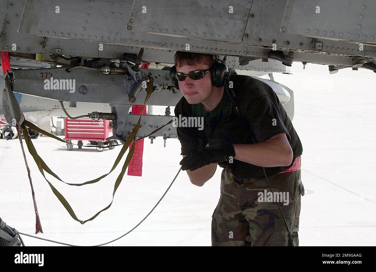 An DER ÜBUNG DESERT RESCUE IX beteiligt, bereitet SICH FLUGZEUGFÜHRER First Class Adam McNallen, ein Crewchef des 75. Kampfgeschwaders bei Pope AFB, North Carolina, auf eine Wartungsüberprüfung von Captain Kevin Eilers A-10 Warthog vor. AIRMAN McNallen stammt ursprünglich aus East Brady, Pennsylvania. Desert Rescue IX ist die erste Such- und Rettungsübung (SAR), an der Mitarbeiter der Marine, der Armee, der Luftwaffe und des Marines beteiligt sind. Sie wird an den Bergen der Fallon Naval Air Station, Nevada, durchgeführt. Betrifft Operation/Serie: DESERT RESCUE IX Base: Naval Air Station, Fallon State: Nevada (NV) Country: United States of Stockfoto